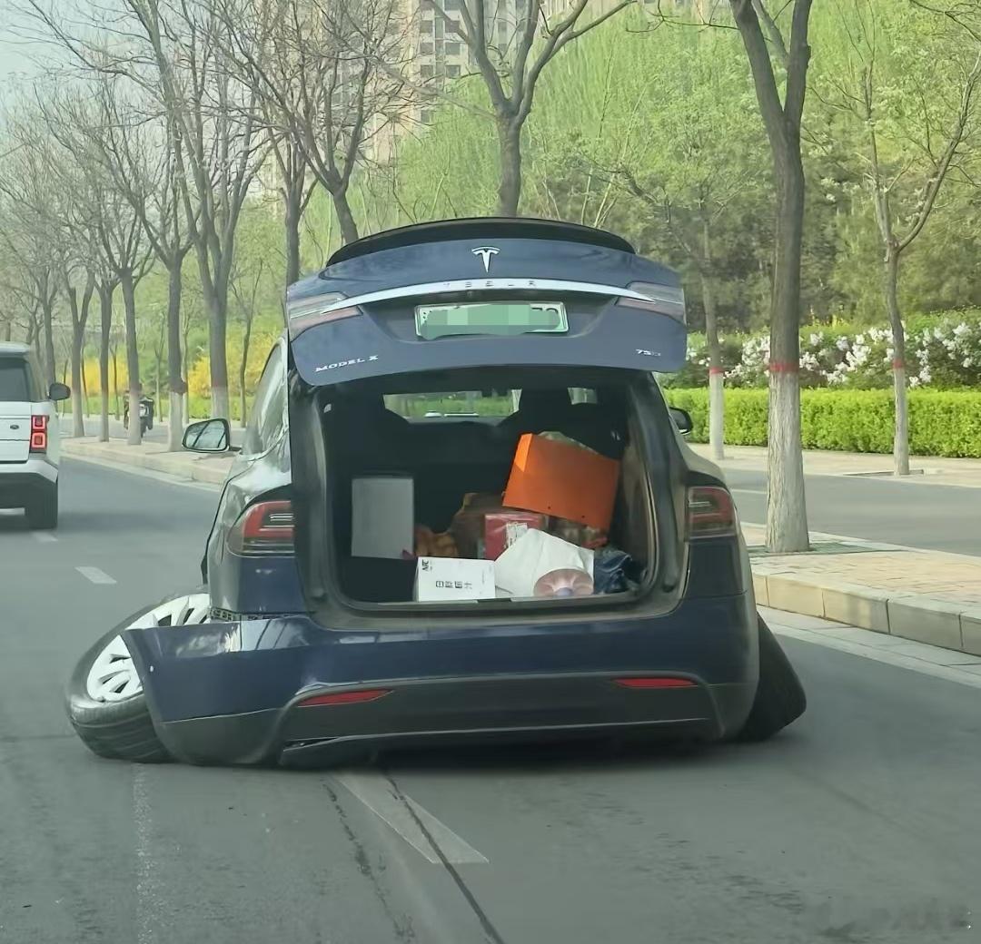 其实事故出现什么情况都不出奇，只不过这个场景怎么就不见某些天天喊着“崴脚”的说话