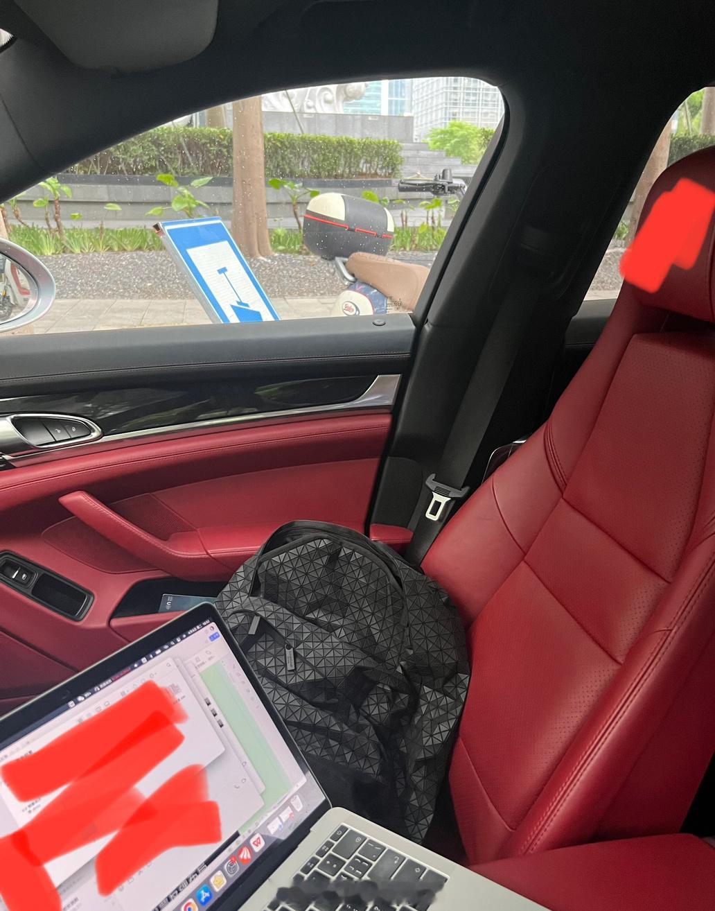 随时得停下来，在路边第一时间处理甲方爸爸的需求…[允悲]  ​​​