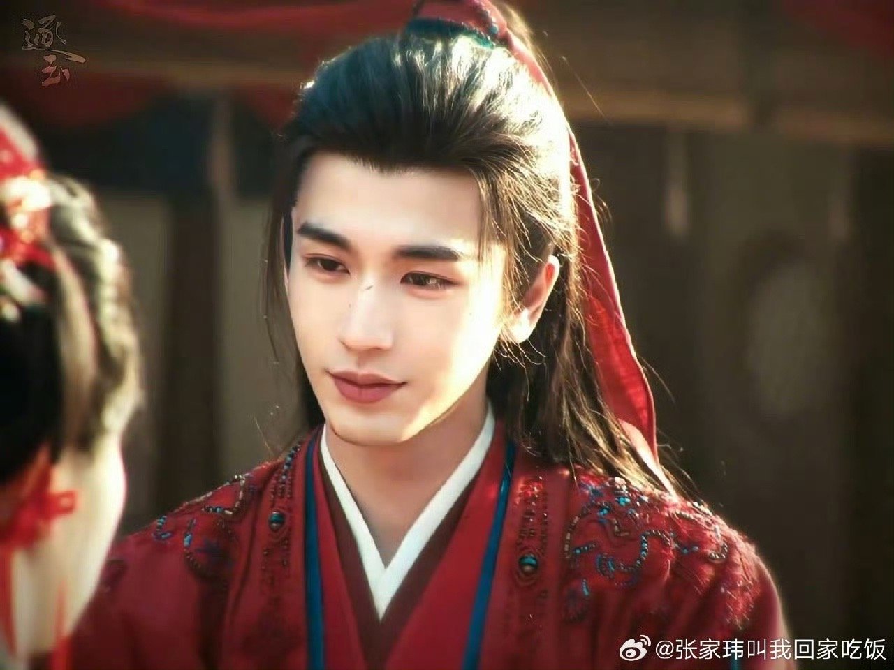 张凌赫谢征这张脸 他的五官属于越看越有味道的类型，第一眼看是帅，再看发现情绪全藏