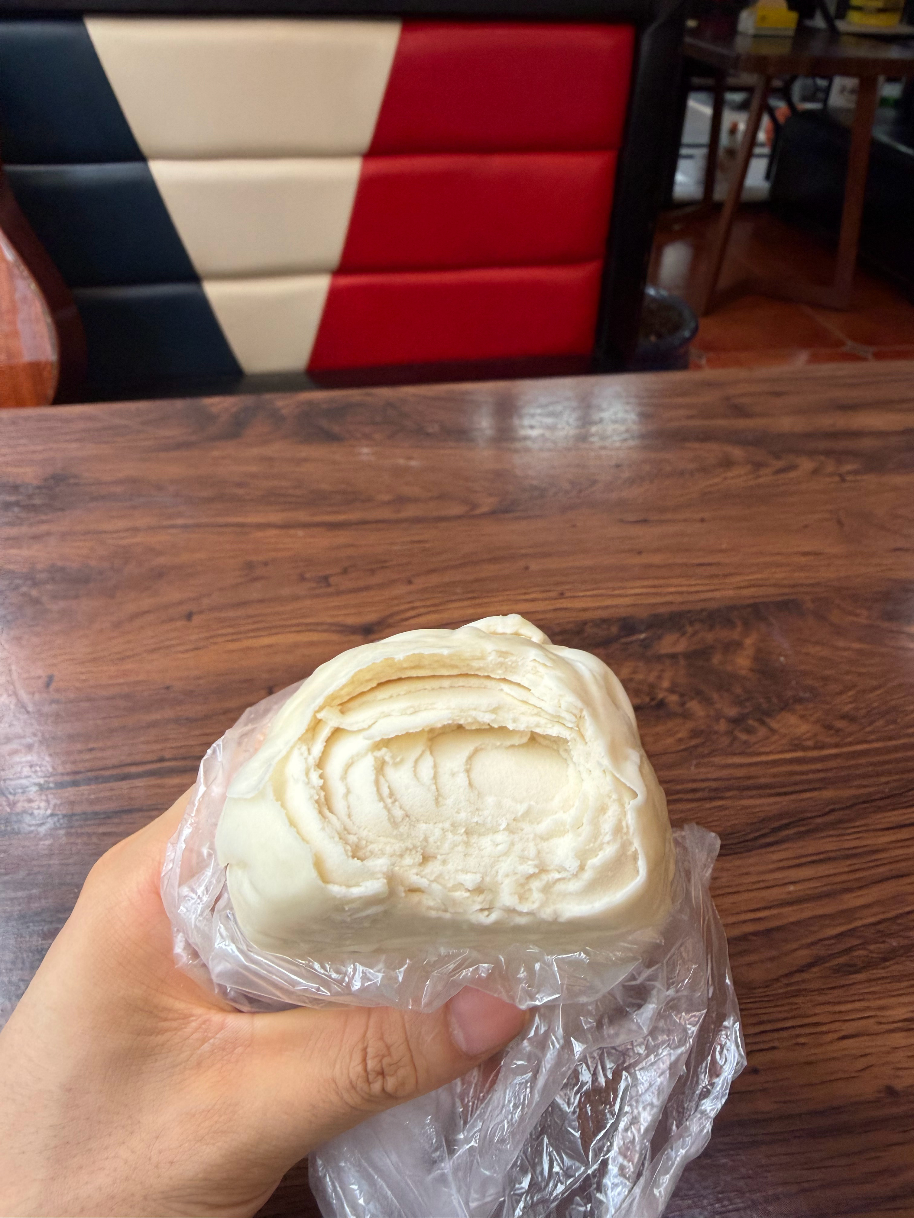今天练腿日。今天的练后餐是400克西瓜和一个山东千层馒头。这馒头我在网上买的，真