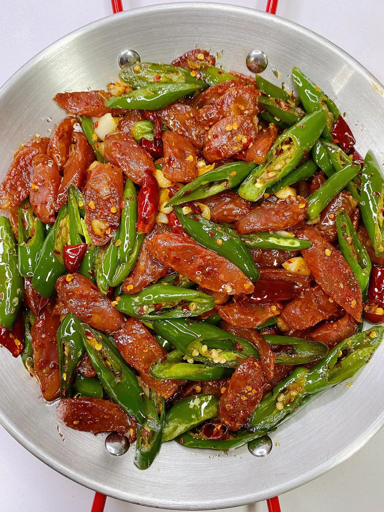 腊肠这样做 又香又辣 巨好吃 巨下饭|||🍃食材:
腊肠、青椒、蒜末、干红辣椒