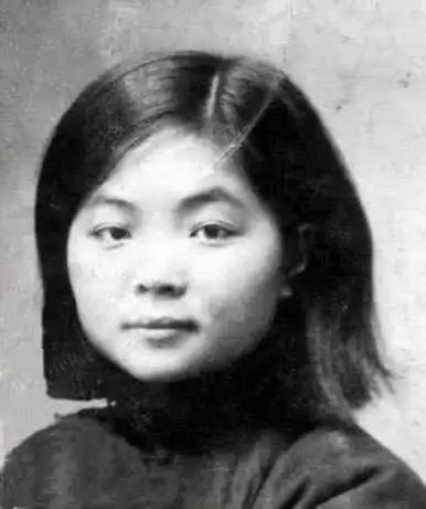 1927年，在一次会议上，上海姑娘王根英收到一张纸条，上面写着：“王根英同志，我