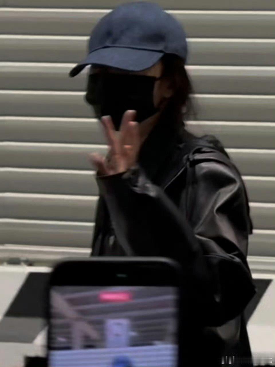 杨幂米兰时装周到达 口罩遮不住精致五官，一路自带星光，颜值真的无可挑剔 杨幂米兰