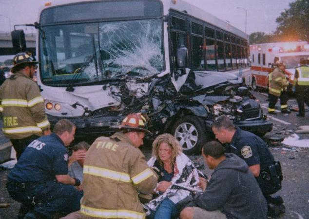 五角大楼外，两大巴迎头相撞

弗吉尼亚州阿灵顿市五角大楼附近发生两辆通勤巴士的严