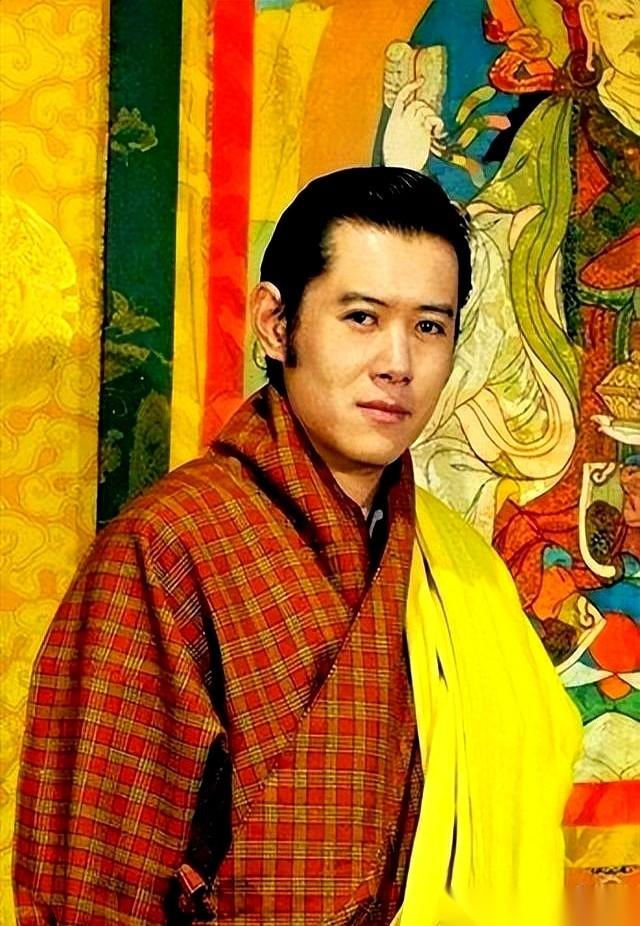 不丹国王，咋看咋像个康巴汉子，为啥死活不承认自己是藏族？
这事儿吧，特像一个大家