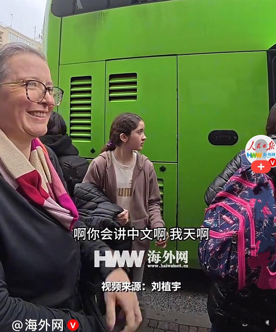 近日，一男子在意大利旅游，他想去米兰，就在那儿找大巴，他看到一大巴车前有好多像要