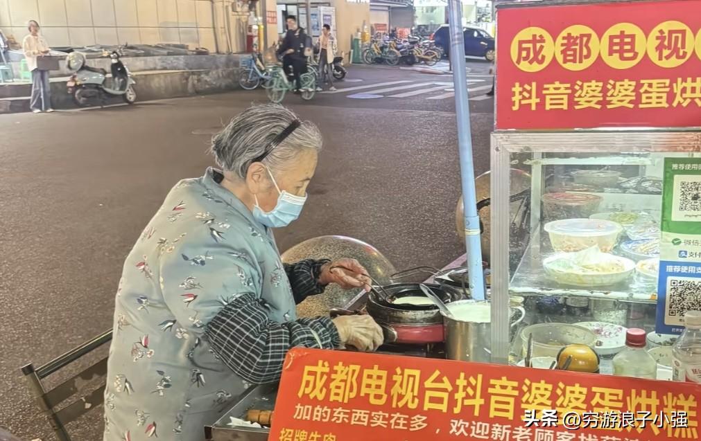 谁还记得爆火的薛婆婆蛋烘糕？看完实拍真的吃不下去了
很难想象，一款游客专门打卡的