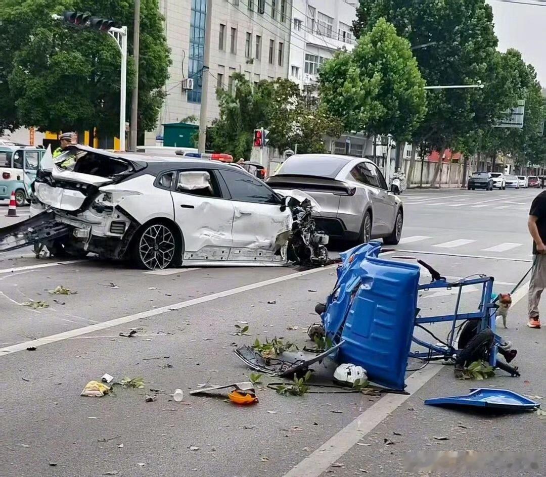 两环卫工被撞身亡系一对夫妻。 6月15日清晨6点多，江苏连云港灌南一对六十多岁环