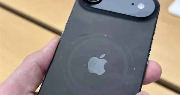 用几个小时就满身划痕！苹果回应iPhone 17机身磨损严重