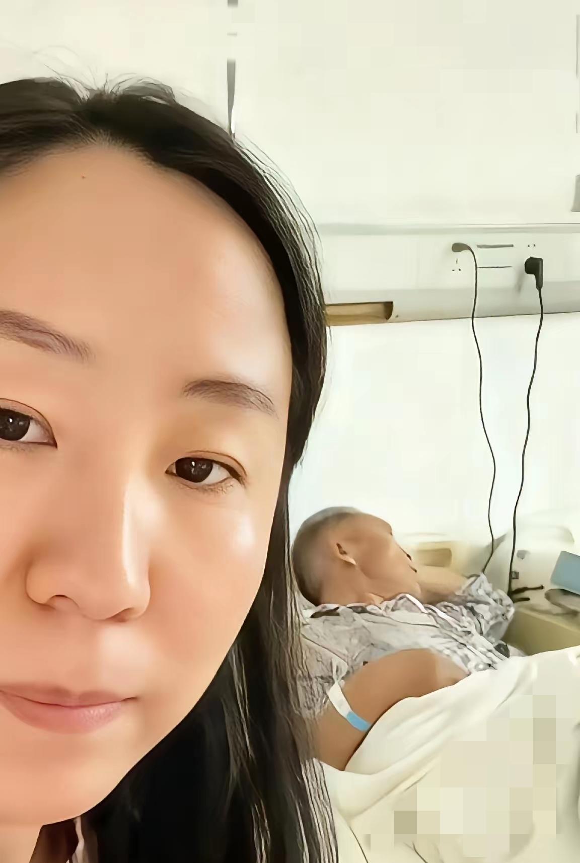 女儿守在父亲病床前，
却发现父亲总往邻床瞟，
顺着目光一看，
她瞬间红了眼。
