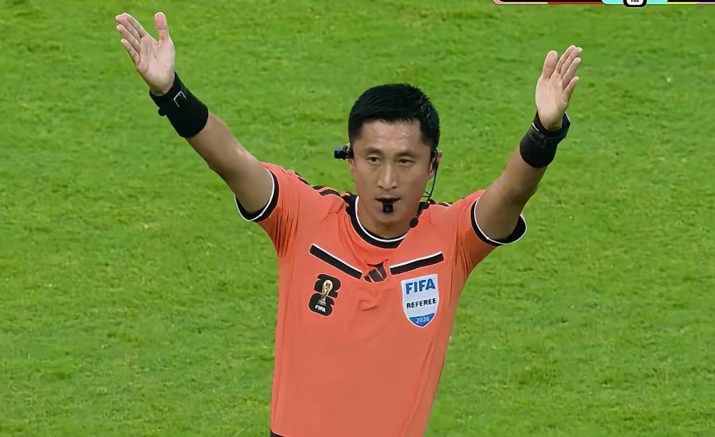 47岁的马宁，终于站上了世界杯的执裁舞台。
这不是他第一次去世界杯。2022年卡