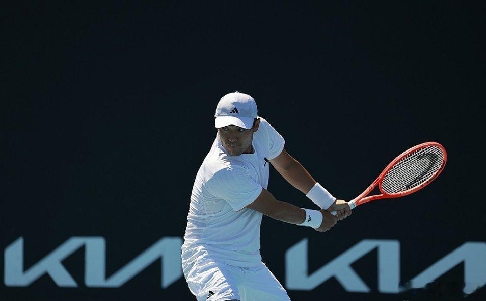 易昺2比3斯皮齐里澳网男单 让二追三失败，吴易昺2-3不敌斯皮齐里，中国男单军团