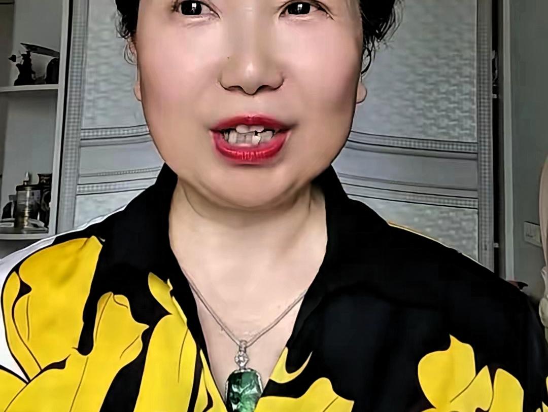 网传店店将召开相关会议的消息传开，他大娘很快更新视频出面回应，反复称没有收到会议