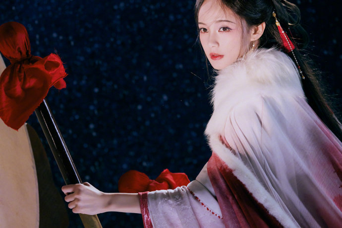 李一桐飘雪红飘带含泪易碎感李一桐雪落无声击鼓为韵 李一桐雪落无声击鼓为韵，是飘雪