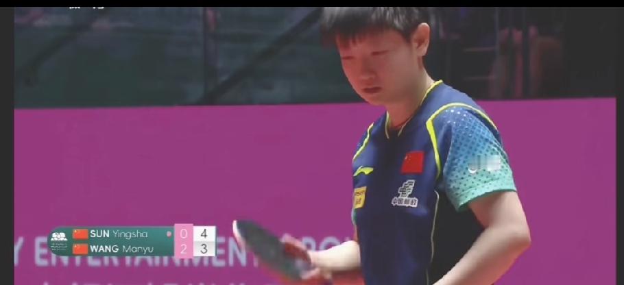 重温2024澳门世界杯莎莎与曼昱这场对决，依旧看得眼眶发热。
开局大比分0:2落