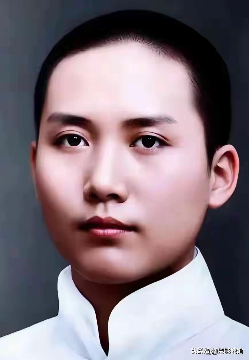 青年毛泽东和母亲文七妹五官高度相似：