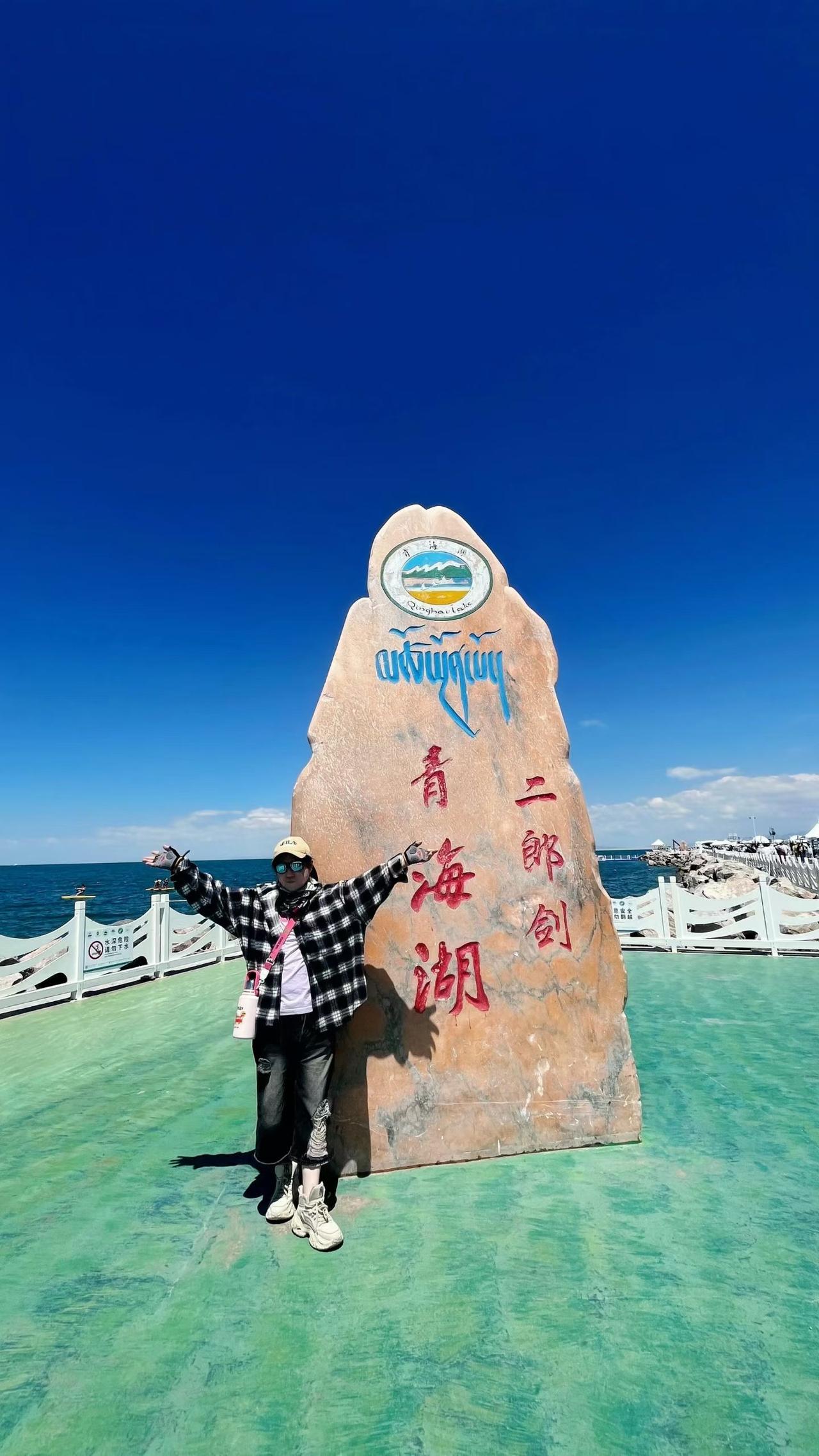 荡舟湖中，顿感众生有涯，而知也无涯！雨后的青海湖比大海还广阔美丽……
