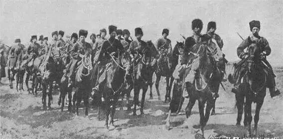 1900年7月，沙俄趁大清无力北顾，众列强都在合力攻打大清京师的时候，突然出兵1