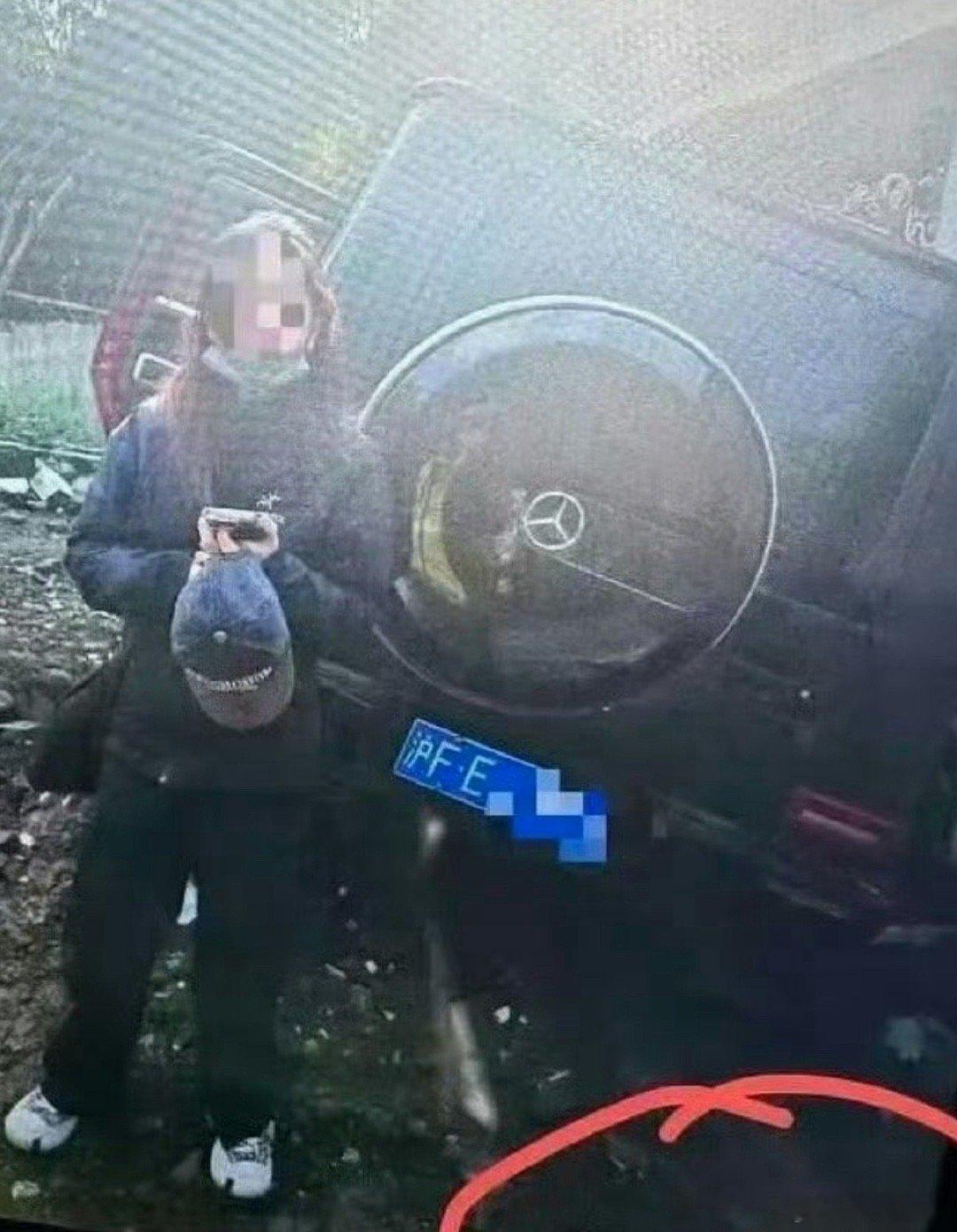 曝金晨交通事故监控截图开大G的金晨，被保险公司发现顶包之后，才想着不走保险了。就