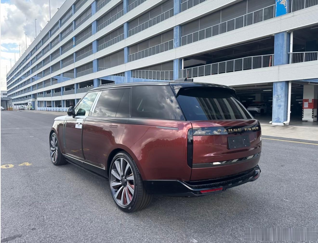 揽胜SV  限量版 国内仅此一台 现在SV硬起来了，厂家直销。我觉得是好事情起码