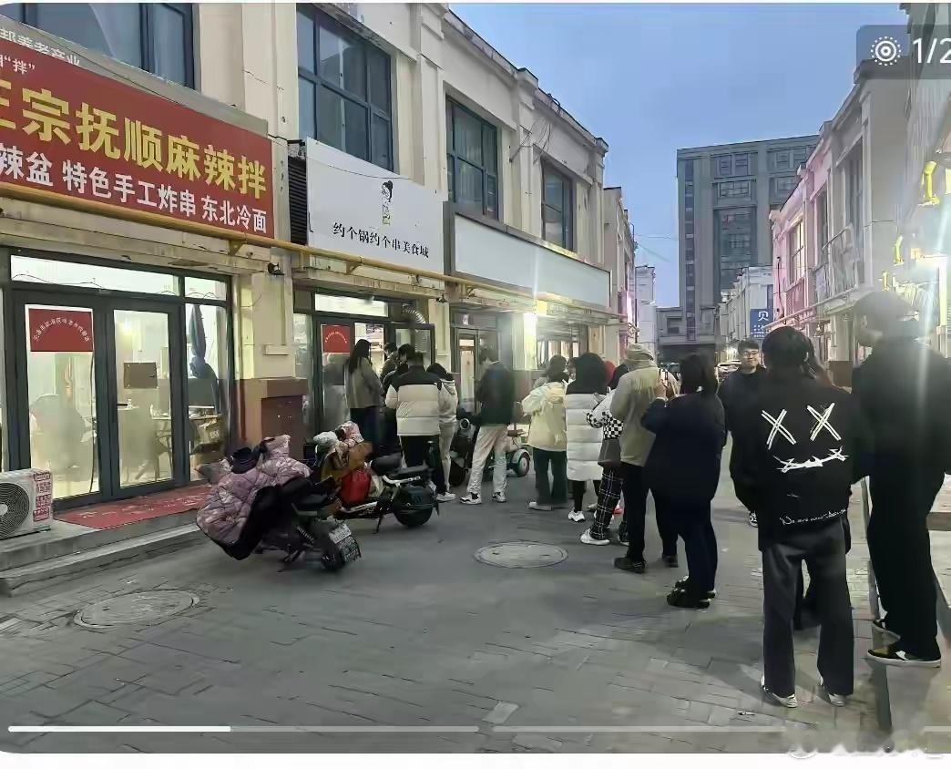 【独腿小伙卖麻辣拌逆袭月入翻10倍】众生皆苦，唯有自渡。赵磊用双手拌出烟火人生，