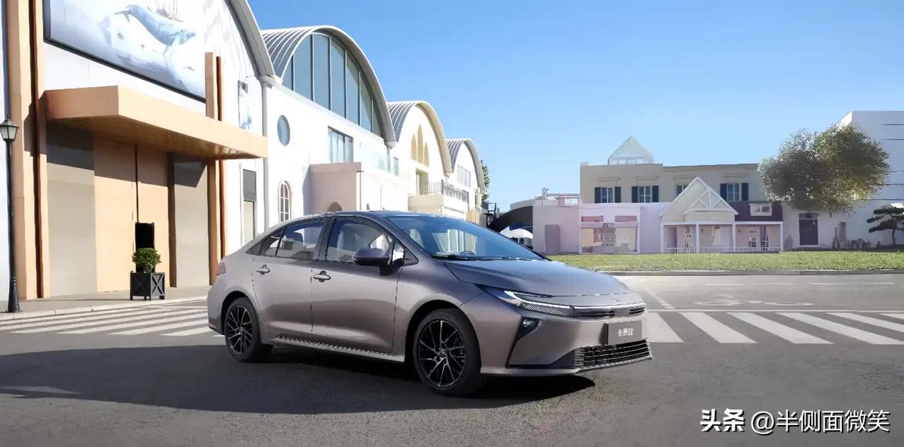 智能座舱：科技与舒适的融合

内饰以“LIVING tech”理念打造，摒弃冗余