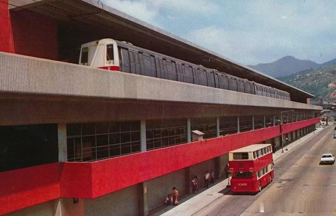 這是1979年九龍灣地鐵站的舊貌，當年地鐵剛剛通車了不久。香港