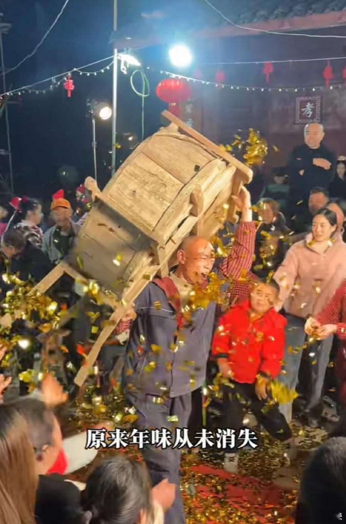 00后回村48小时造村晚太上头写春联、包饺子、唱老歌、跳新舞，两天造出一场热气腾