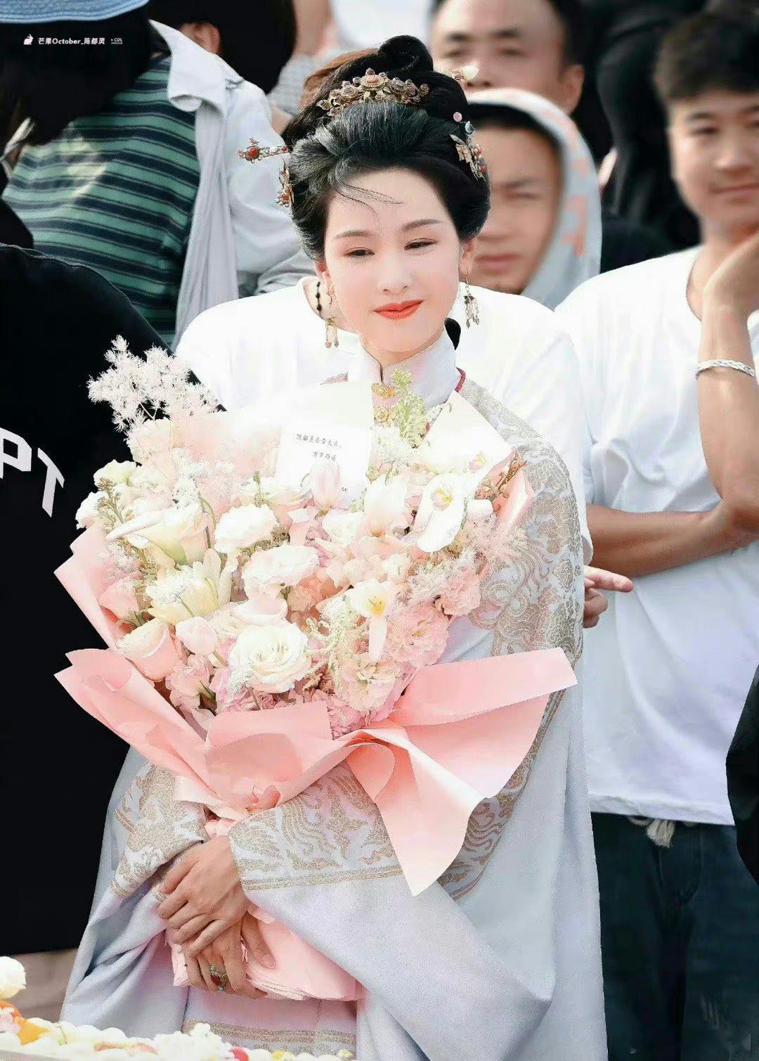 陈都灵脸现在怎么这么僵硬，没有以前灵动了 ​​​