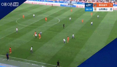 泰山半场发挥都不好，不过有两名球员是不好中的不好。
第一个是黄政宇，开场先送给林