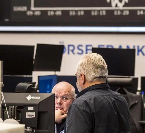 美股牛市正盛，标普与纳指连创新高，财报季成为市场核心风向标。

有人靠财报解读精