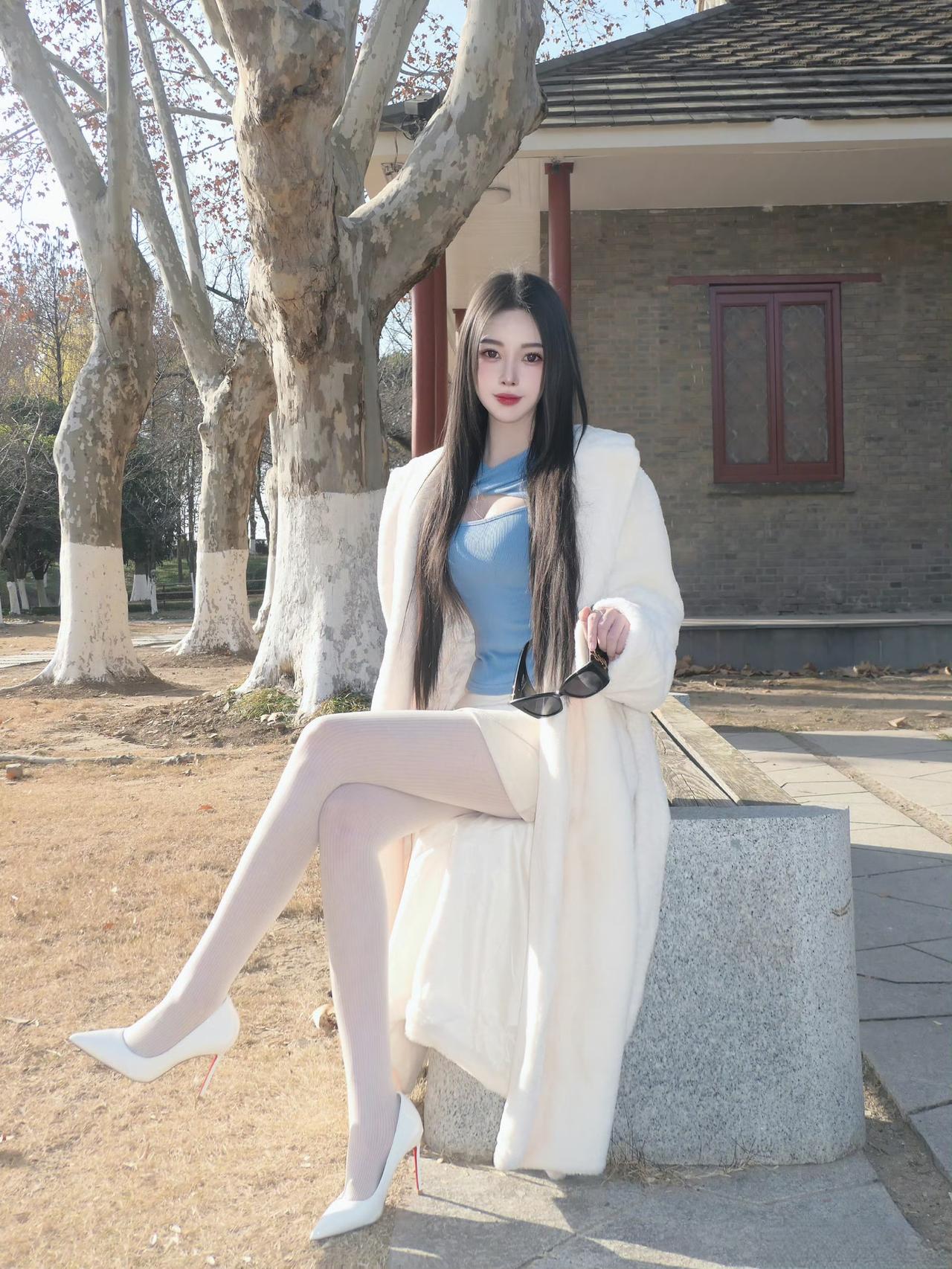 阳光下的白丝袜好美啊，尤其配上高跟鞋，简直无可挑剔高跟丝袜