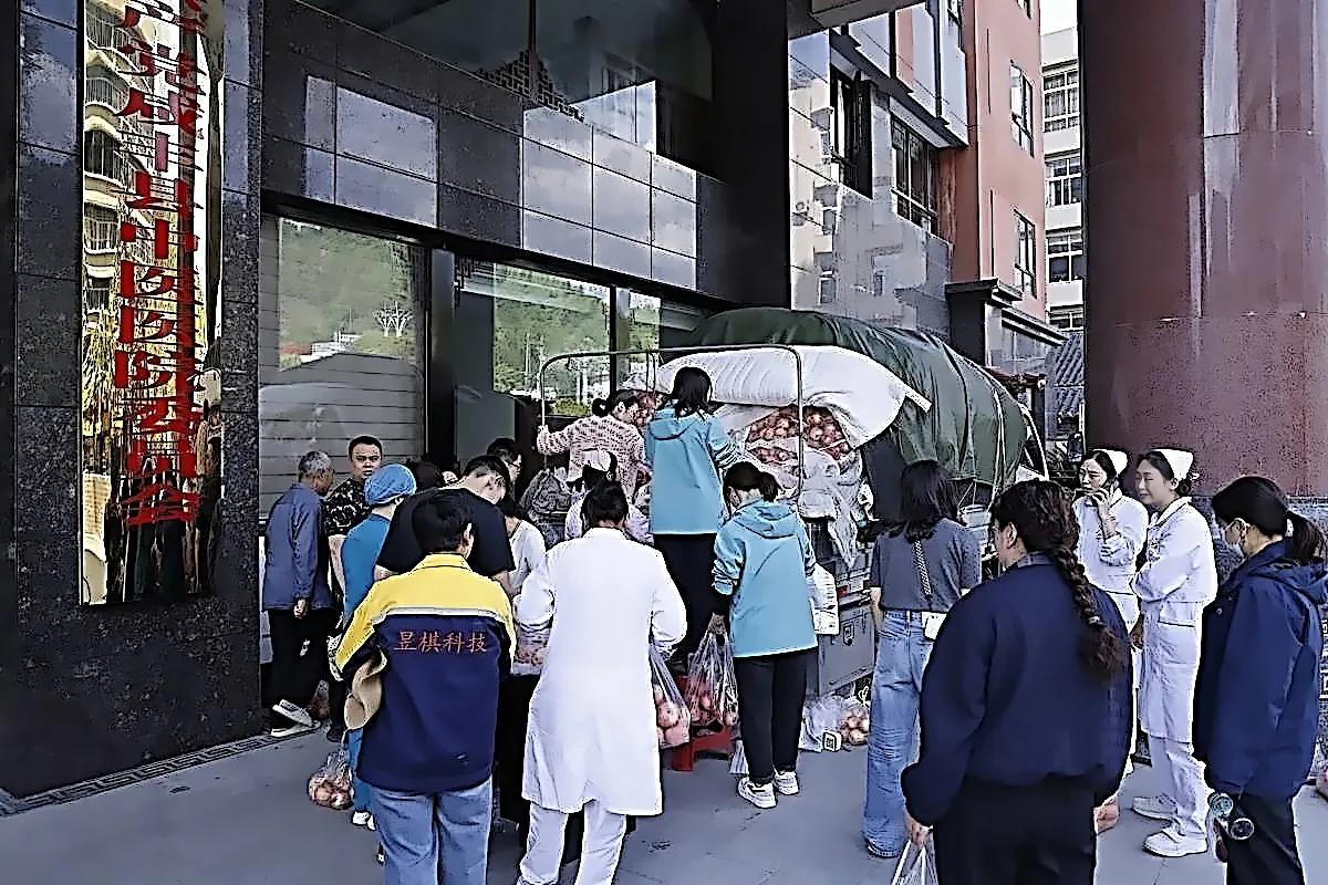货郎脑梗4吨苹果要烂，19小时卖空，全靠这3招止损
 谁都有在外讨生活的难，可真