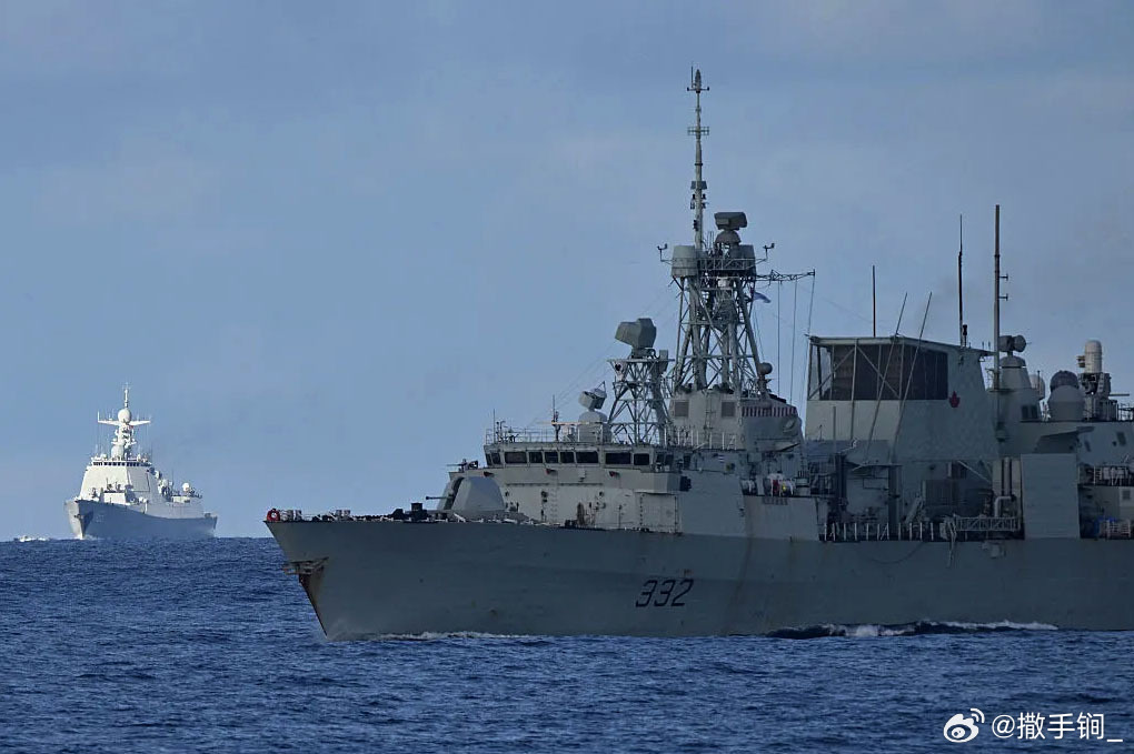 加拿大海军FFH-332“魁北克城”号护卫舰在南海活动时，被一艘中国海军驱逐舰严