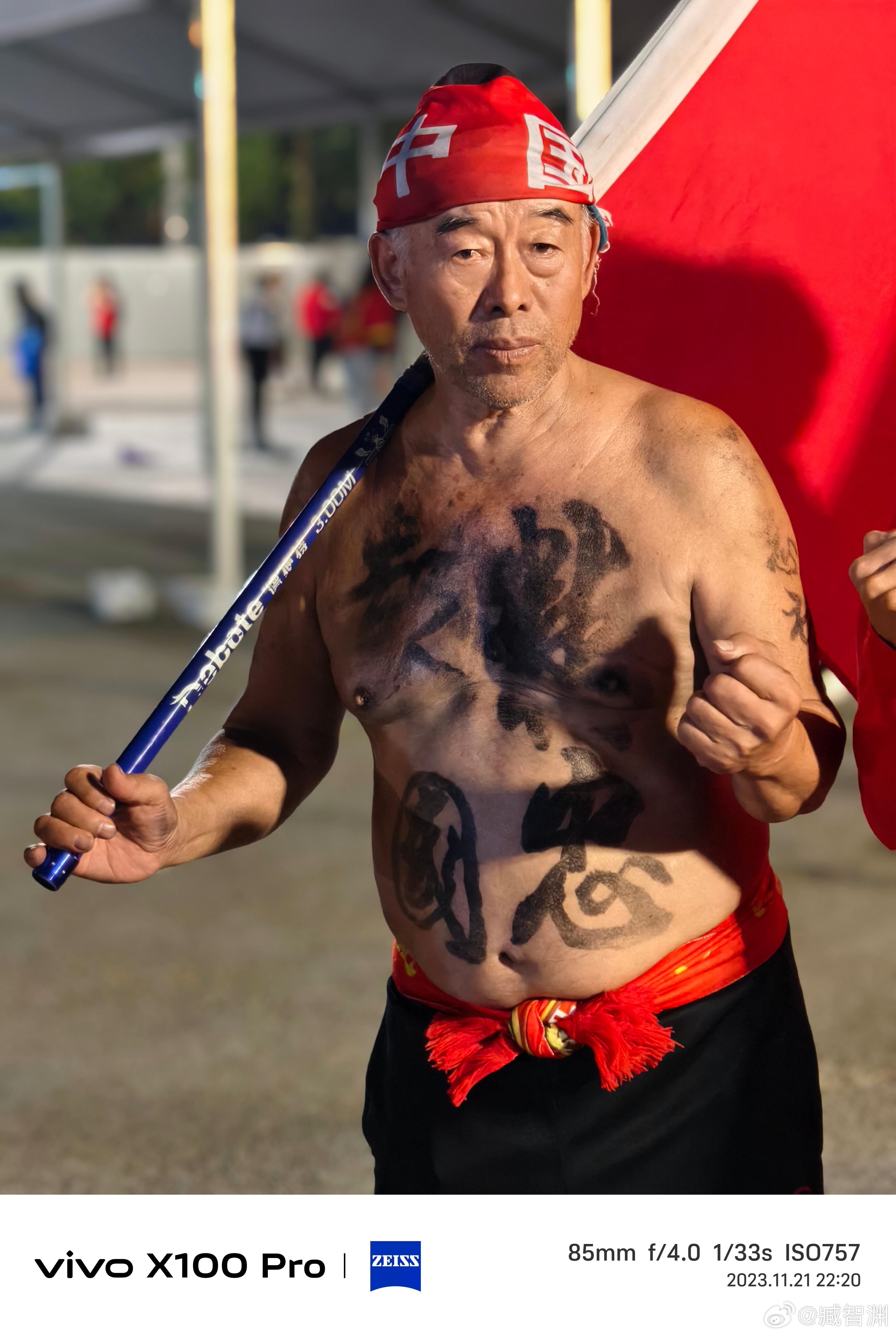 大连来的老大爷一直在现场挥舞国旗，拉着大家一起喊口号，做动作给国足加油。 ​​​