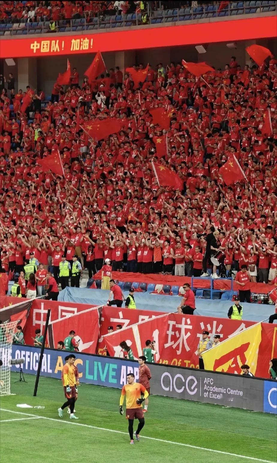 对中国球迷来说，他们是世界上最出色的球迷。这样的球迷，国足感到幸福才对。只是想象