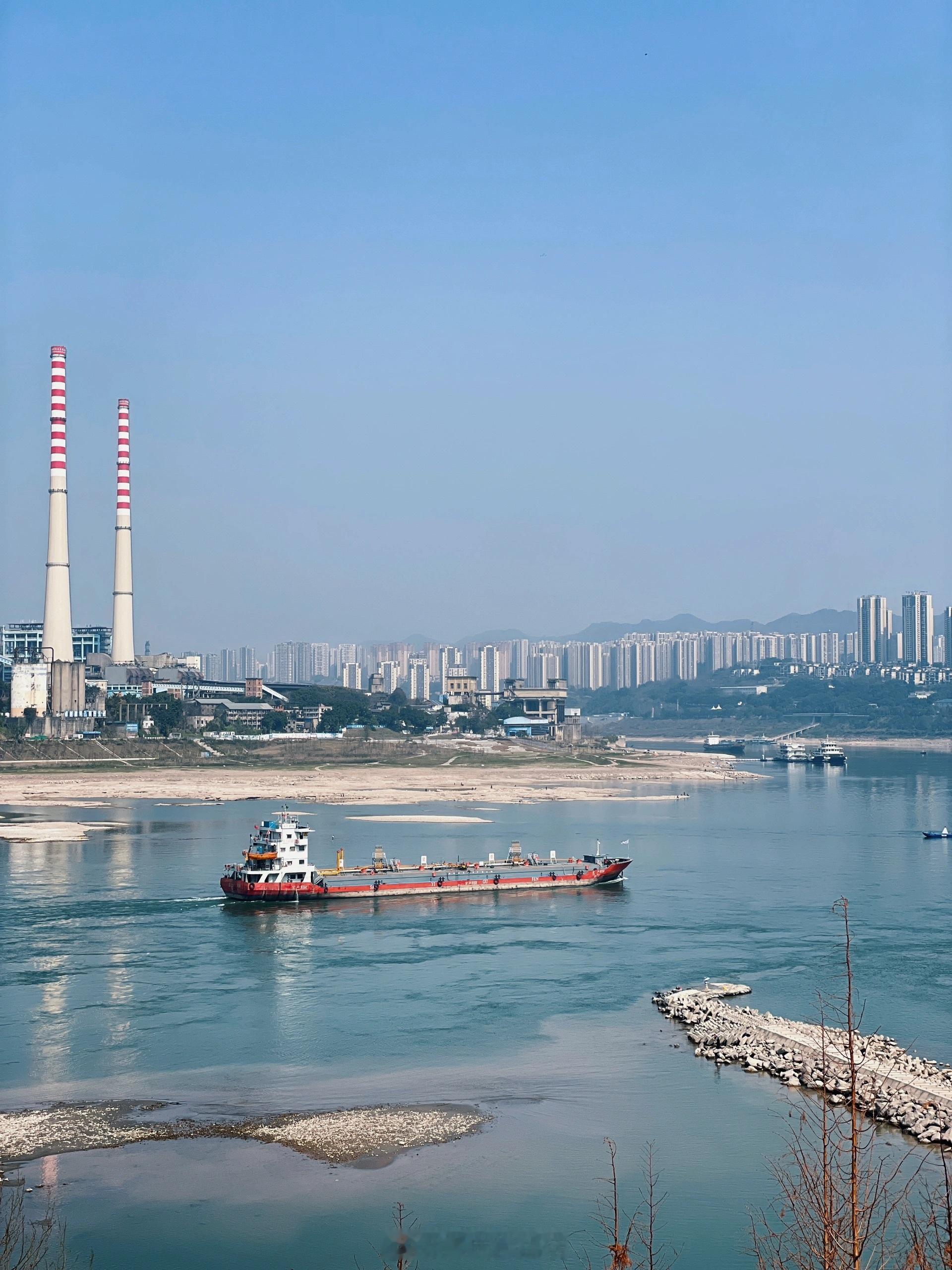#重庆人自己的海#重庆人自己的海~在重庆九龙坡巴滨路，江边长满了人！漫步其中，天