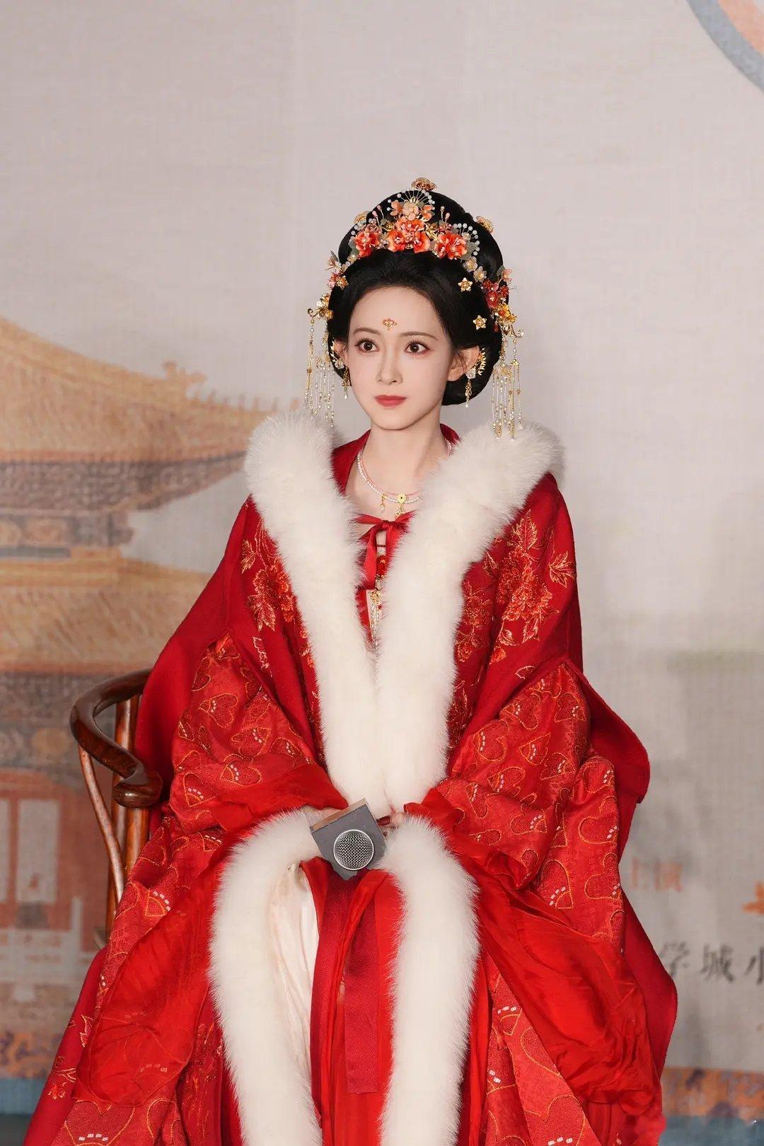 孟子义这两张是不是p的太狠了。。快认不出了 