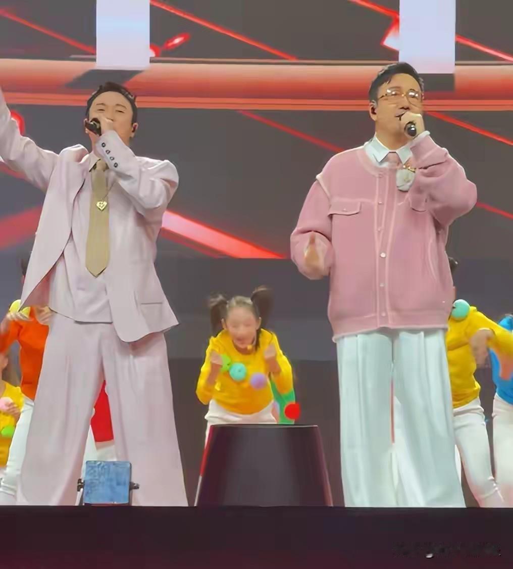 跨年夜的东方卫视舞台，灯光璀璨，气氛热烈非凡。当《小苹果》那熟悉的魔性前奏一响起