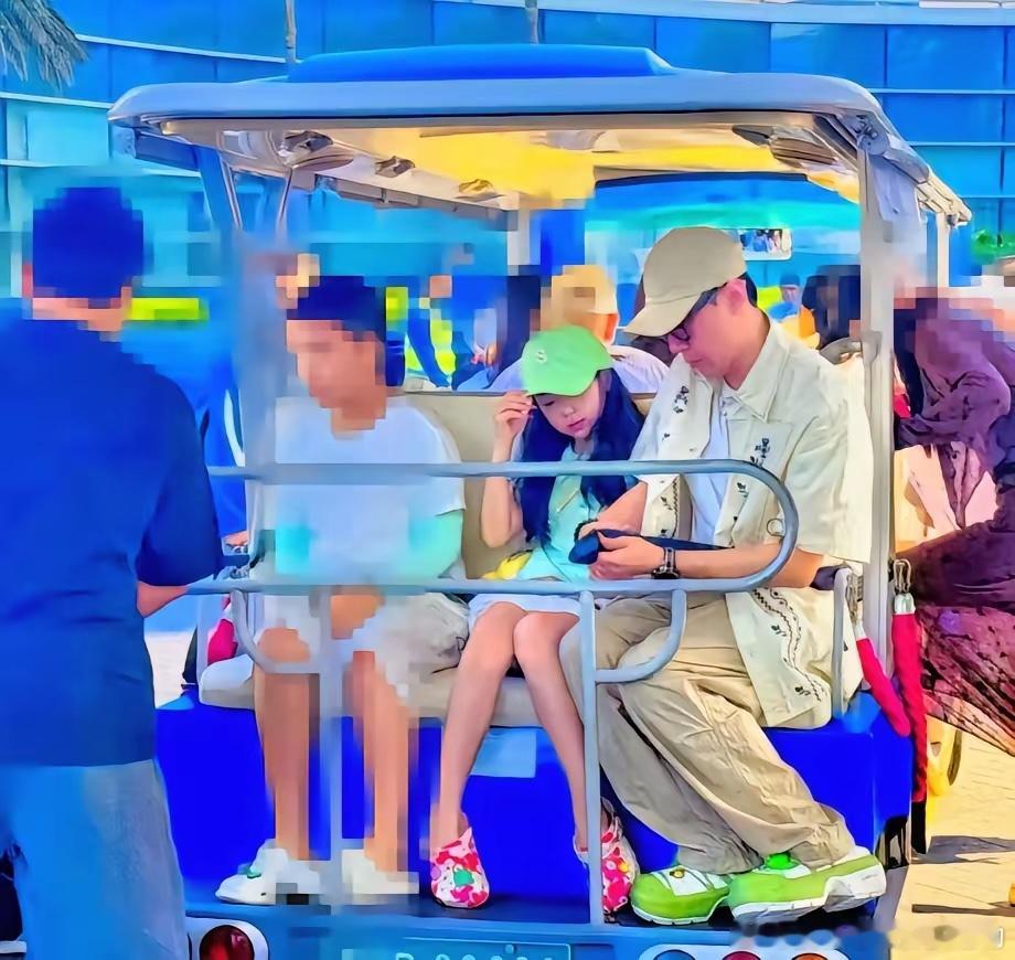 终于知道董璇为什么爱上张维伊了，他抱小酒窝的姿势好有分寸，牵继女手的模样也很小心