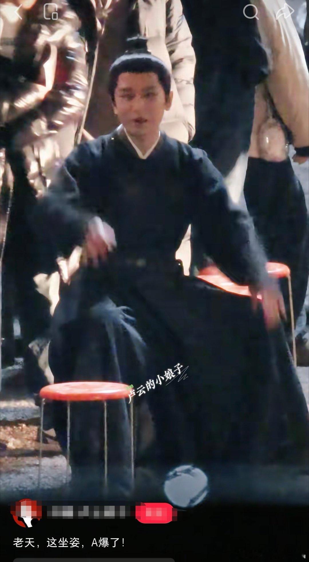 这坐姿普普通通、稀松平常，背也不直，和A有关系吗？ 