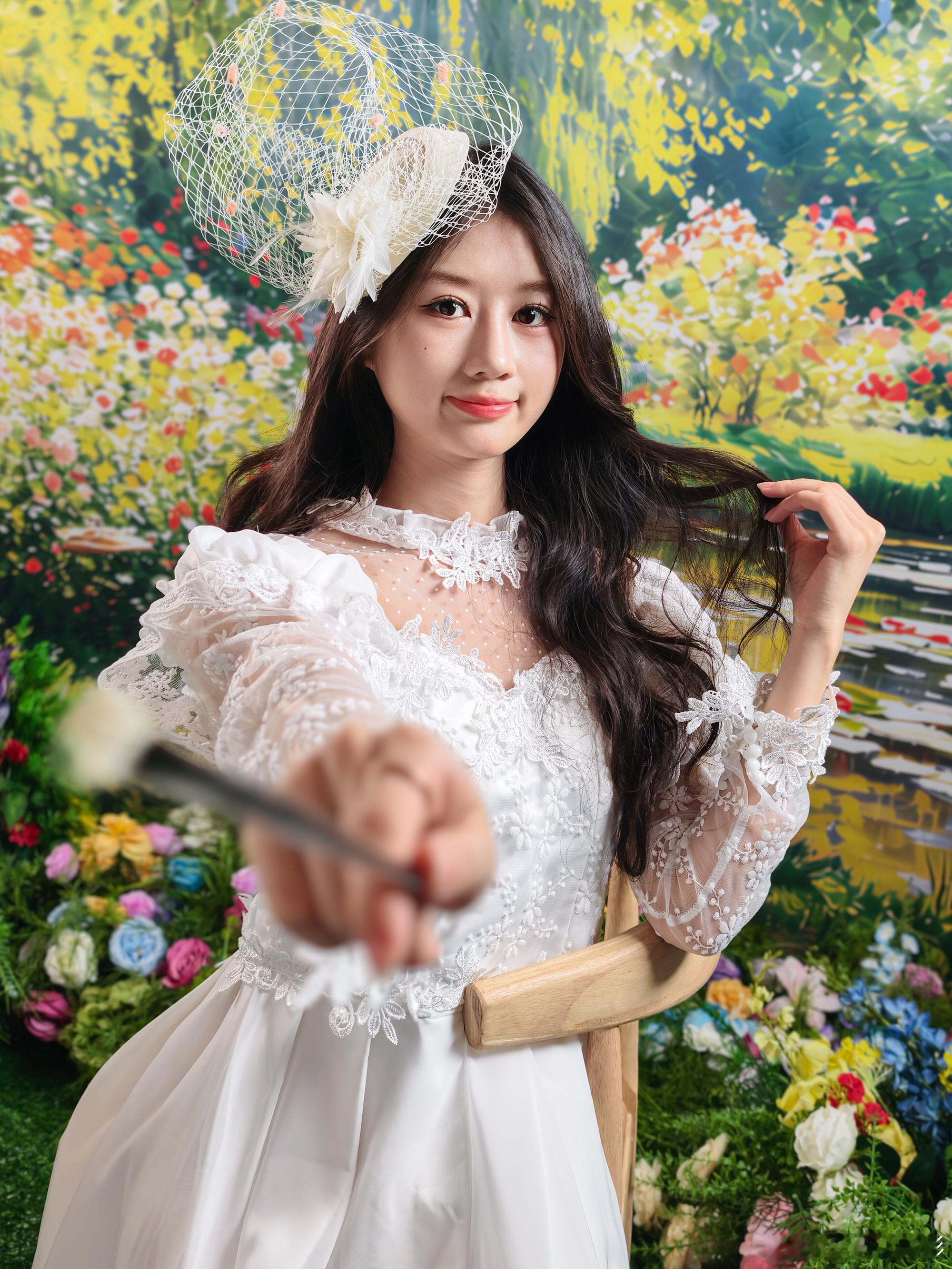 闯进莫奈的花园🌷把浪漫都画进今天的帧里✨今天是在油画里出逃的复古少女呀~模特：