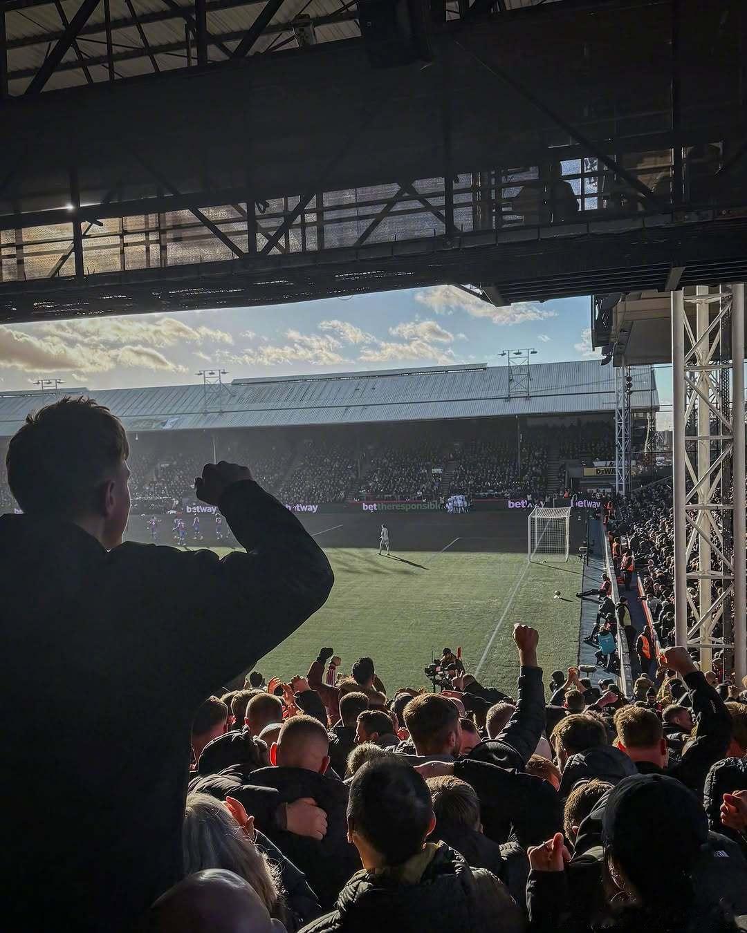 从曼彻斯特到伦敦，感谢红魔们奔赴客场的支持🔊一周双赛即将到来，我们接下来梦剧场