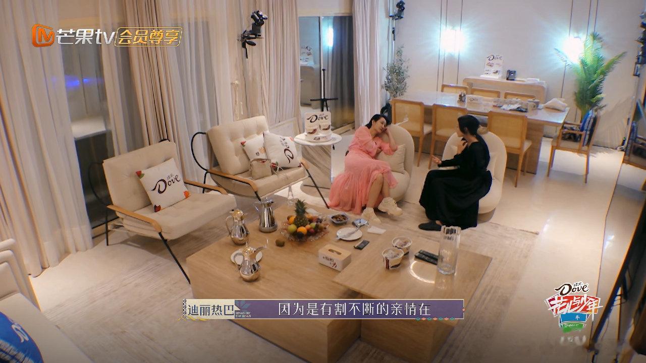 #迪丽热巴会记住工作人员的话##秦海璐夸迪丽热巴非常棒#迪丽热巴特别好一小女孩[