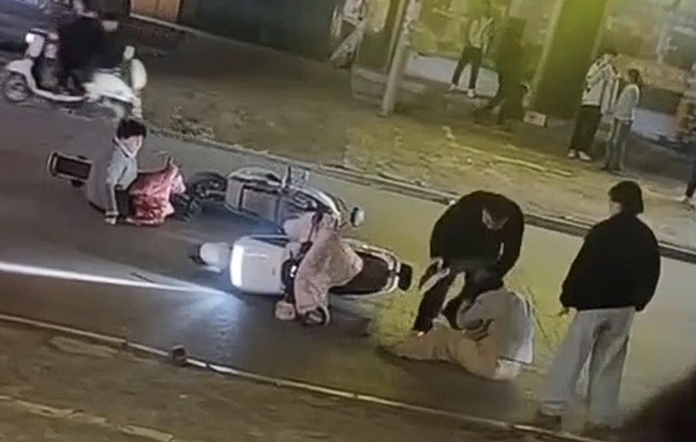 家属称平顶山被打女孩视力听力受影响这张图其实就很直观展示了各方关系，女孩跟弟弟骑