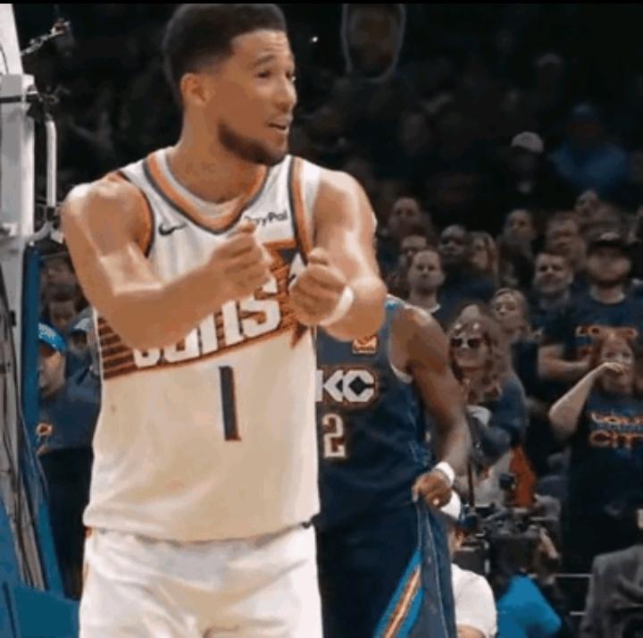 NBA又一个被整疯的人出现了！
布克对裁判说，我自绑双手和亚历山大打，这样才不会