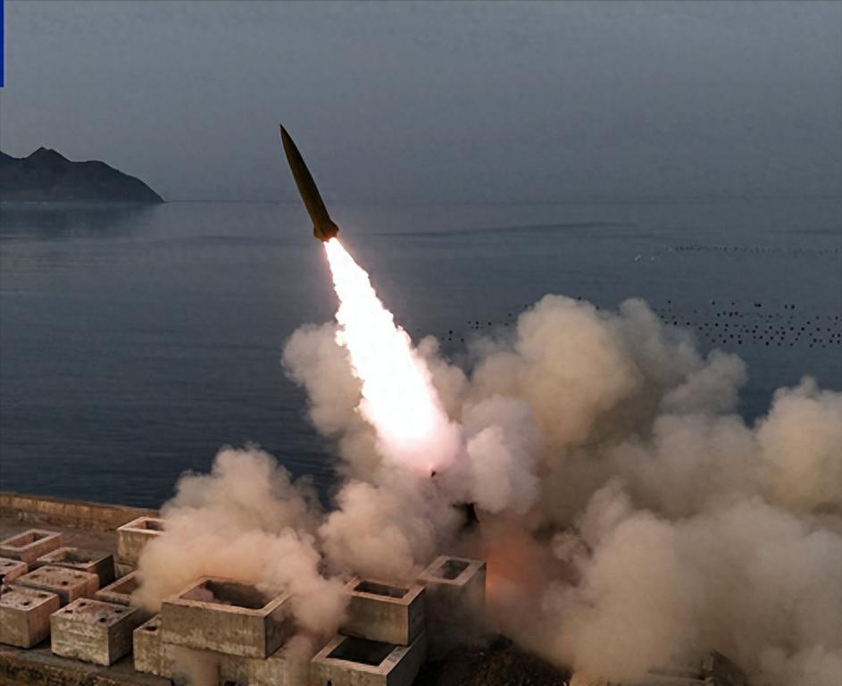 4 月 19 日清晨的朝鲜半岛东海岸，5 枚改良版 “火星炮 - 11 丁” 战