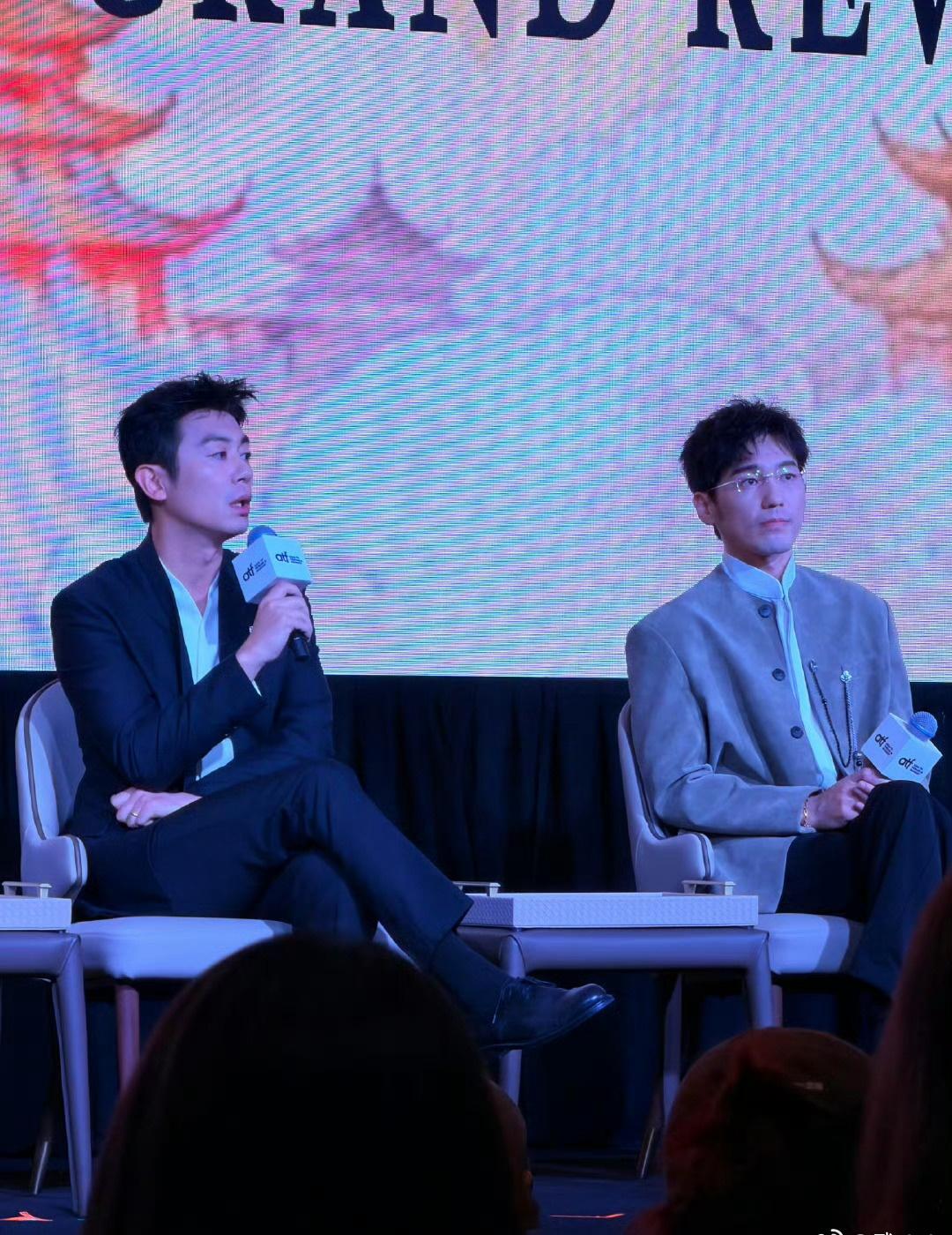 朱亚文挺拔沉稳戳中审美，白宇儒雅帅得恰到好处，两人在新加坡ATF论坛同框为《太平