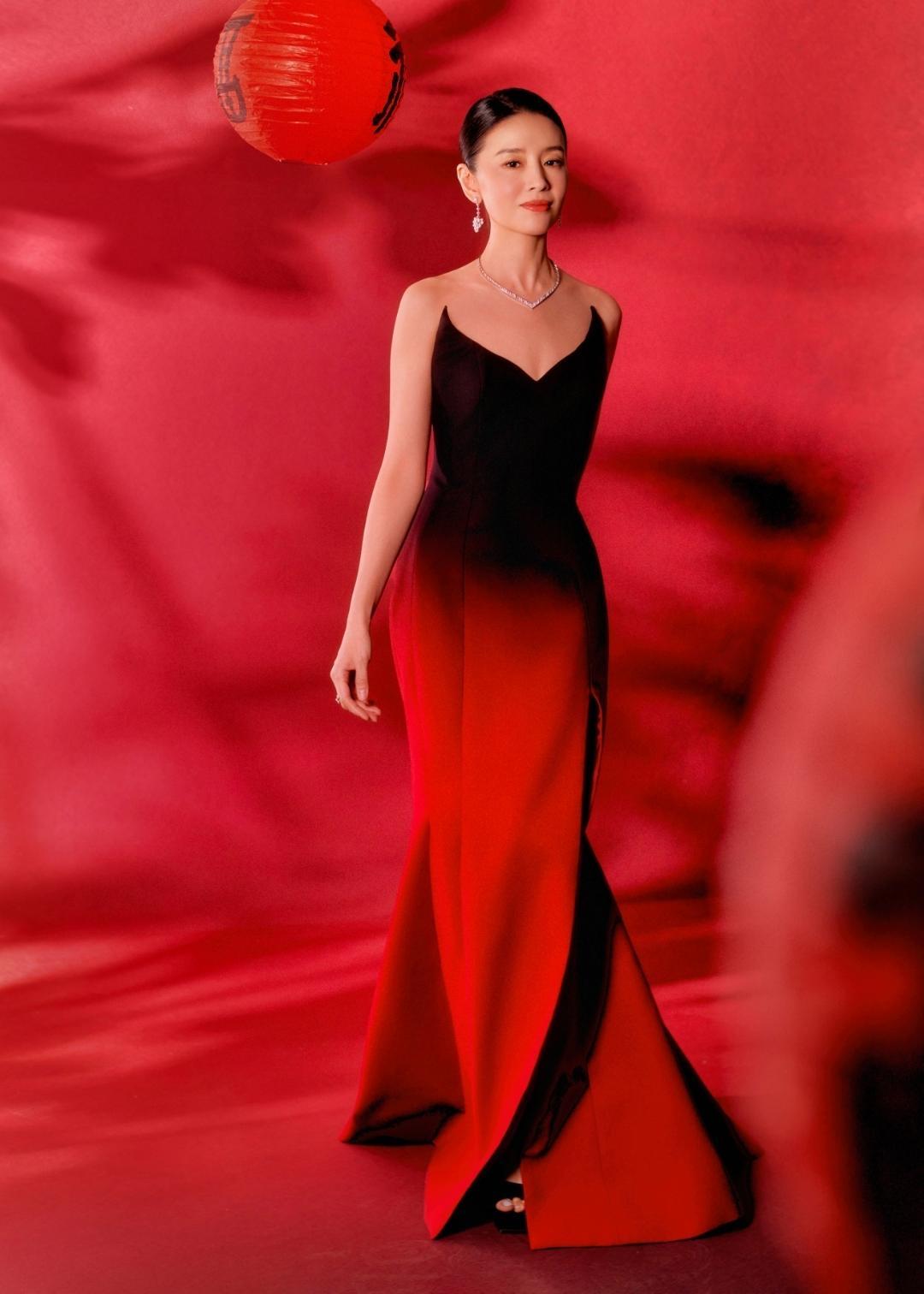 董洁一组融合传统非遗的新春写真惊艳登场。她身着渐变红黑礼裙，游走在剪纸圆光与红灯