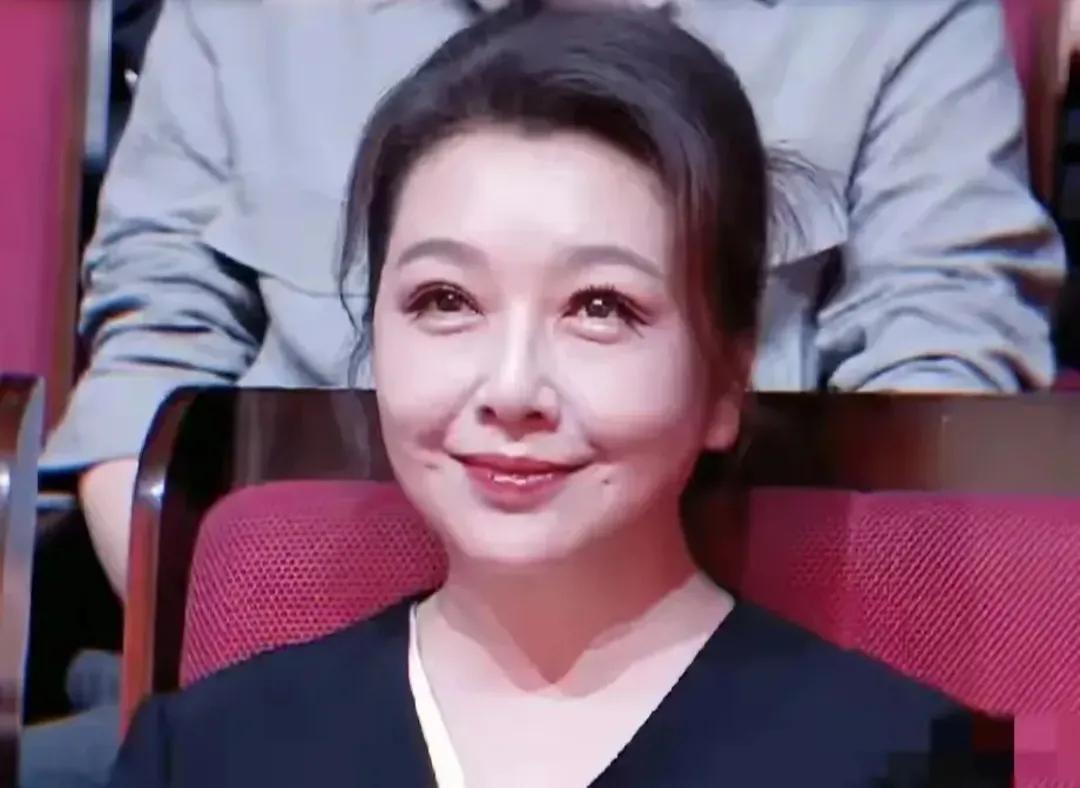 有人说，江珊是气质出众的女演员，怎么现在变成这样了，看着怪怪的，失去了原来的灵气